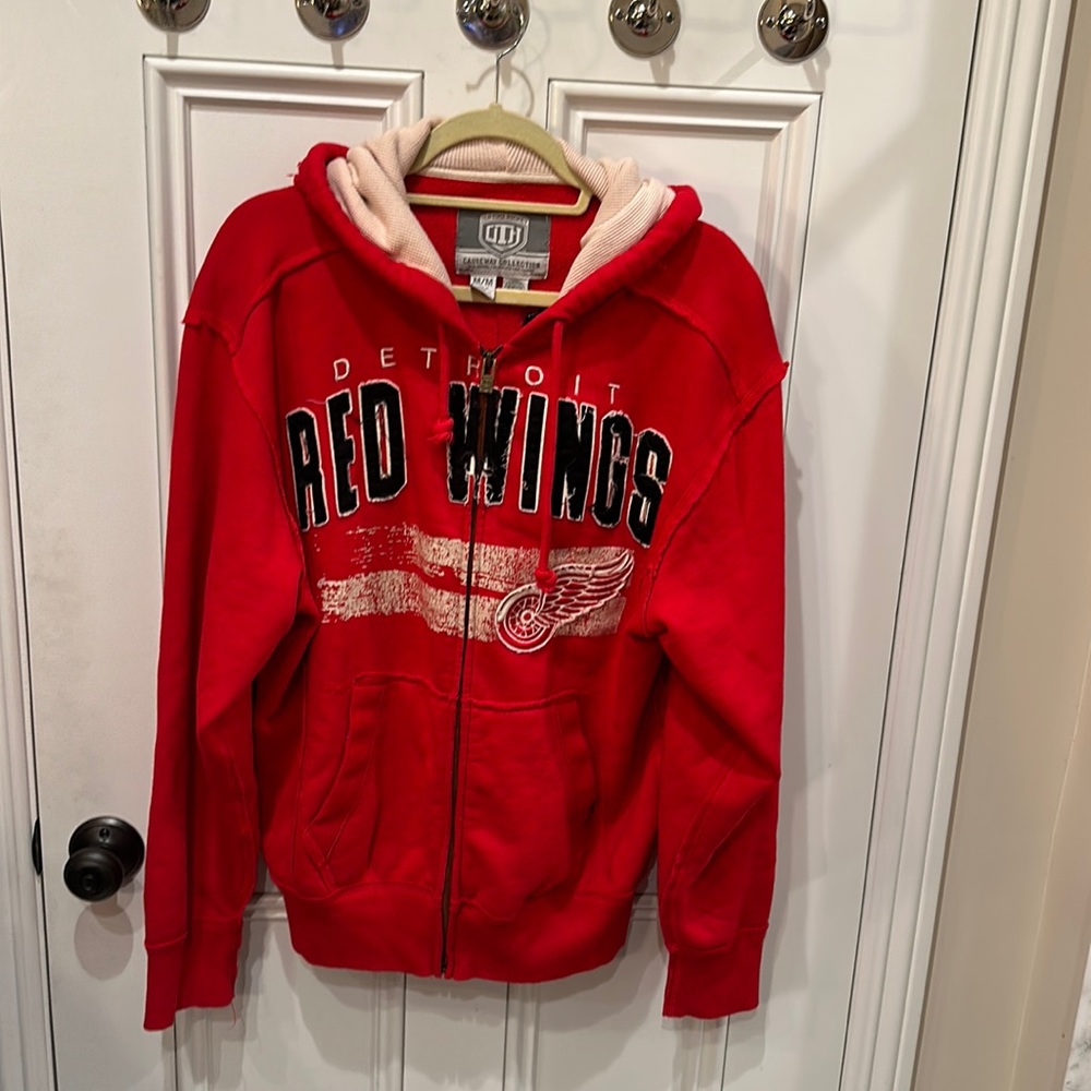 Men’s Detroit Red Wings Distressed Hoodie.